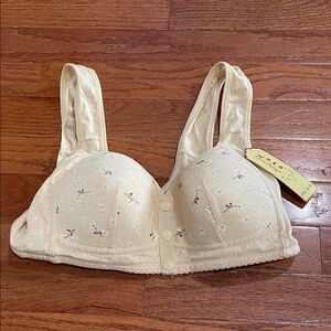 Floral Cream/ pale yellow Bra 3 snap closure in front NWT 38